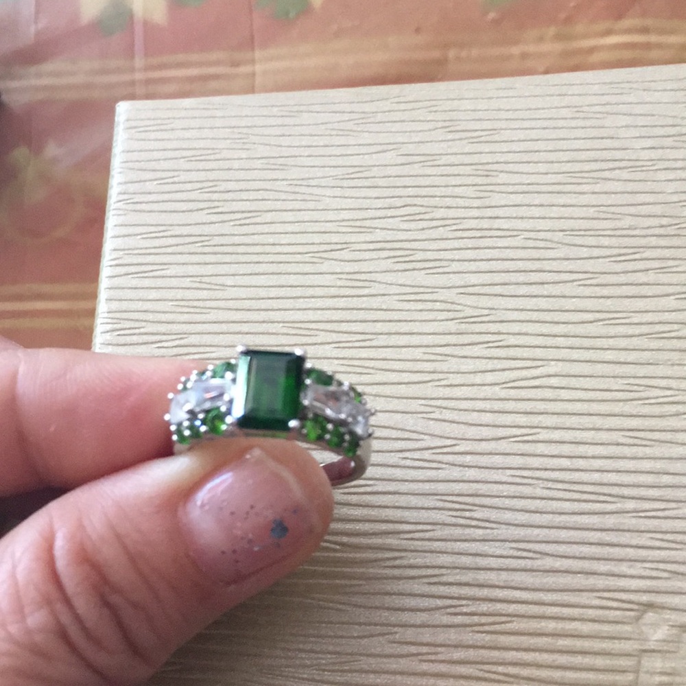 New 1.82 ctw emerald cut & chrome diopside ring